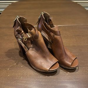 Ralph Lauren Tan Leather Heels Size: 7.5